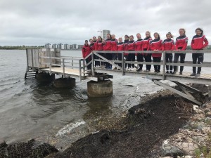 C-Mädchen auf einem Pier