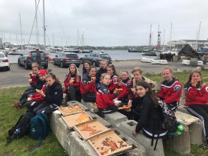 C-Mädchen beim Pizza-Essem